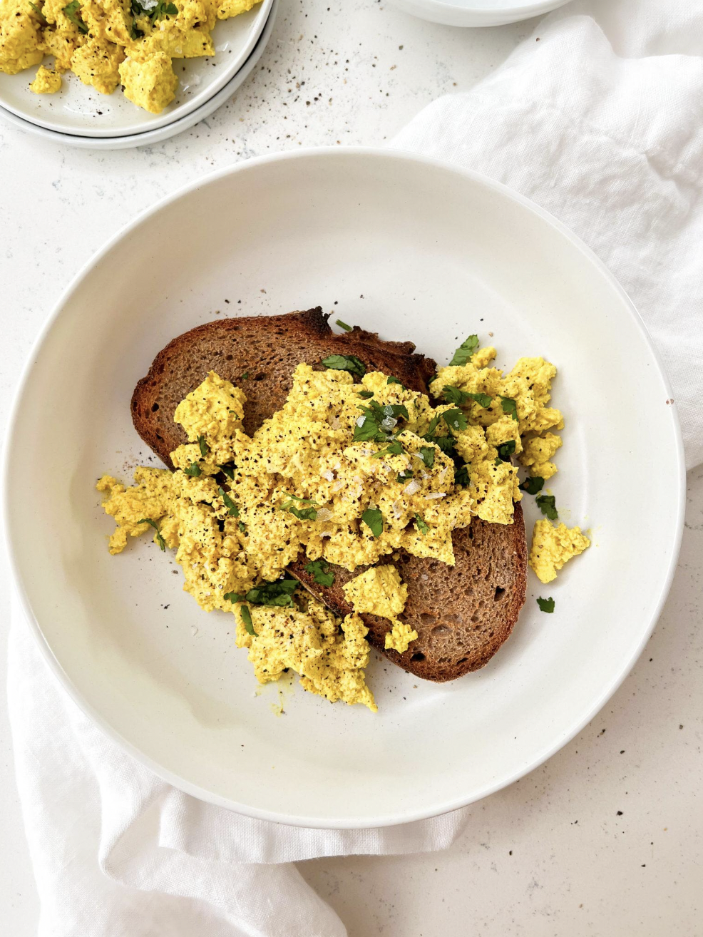 This meal is perfect if you're craving eggs (but don't actually eat eggs). Vegan friends, this is the easy meal for you. (via <a href="https://munchingwithmariyah.com/the-best-tofu-scramble/"><strong>Munching With Mariyah</strong></a>)
