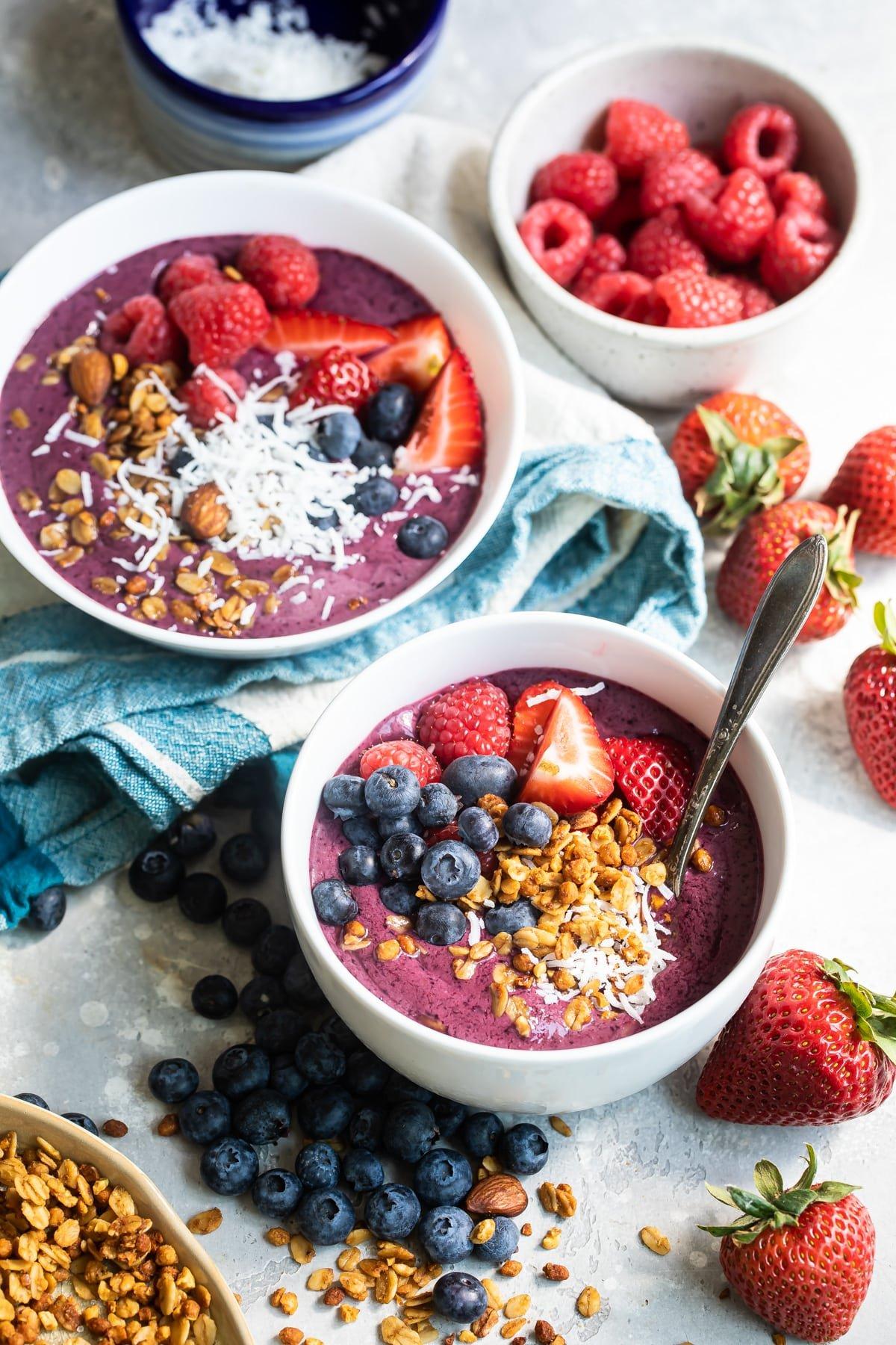 With just five ingredients — apple juice, banana, frozen berries, Greek yogurt, and frozen acai purée — this acai bowl can be whipped up in a blender in minutes. (via <a href="https://www.culinaryhill.com/easy-acai-bowl-recipe/"><strong>Culinary Hill</strong></a>)