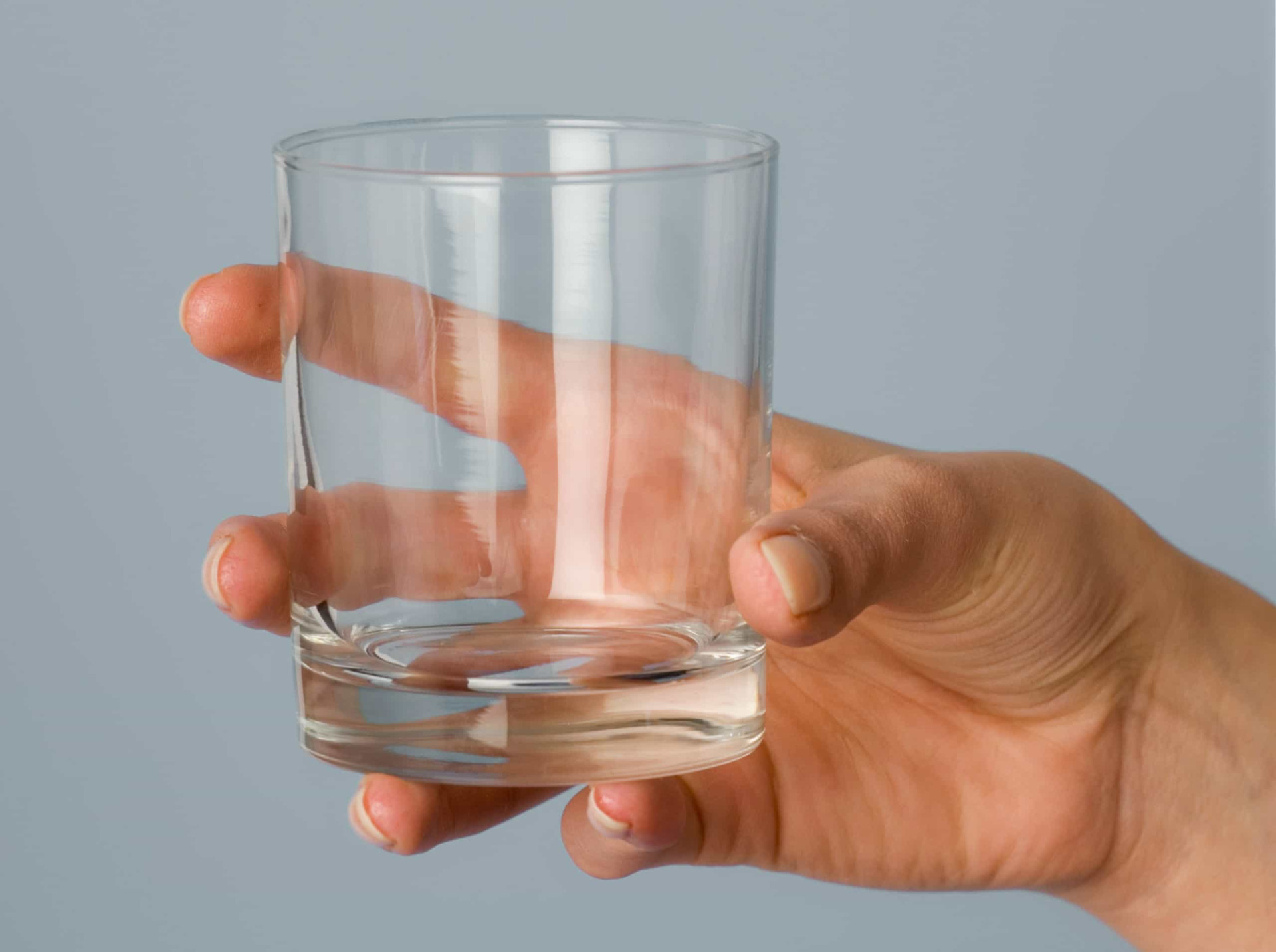 Закон стакана воды. Стакан в руке. Рука держит стакан. Рука с пустым стаканом. Стакан воды.