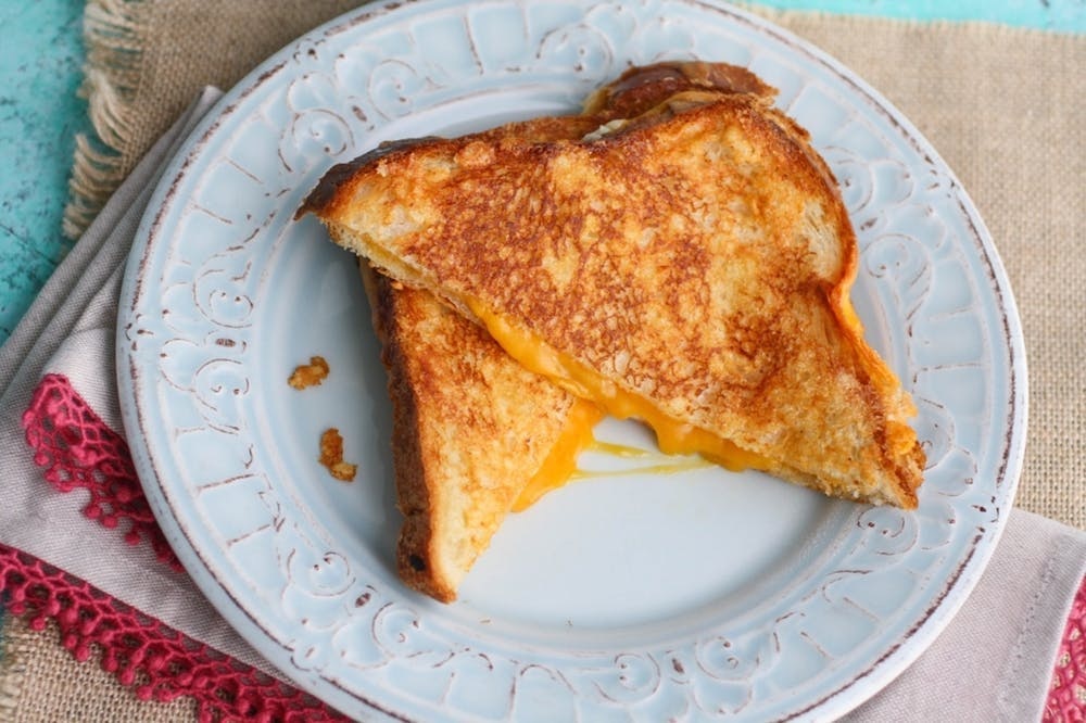This version has cheese both on the inside and outside of the bread for the absolute best grilled cheese possible. (via <strong><a href="https://www.brit.co/best-grilled-cheese-sandwich/">Brit + Co</a></strong>)
