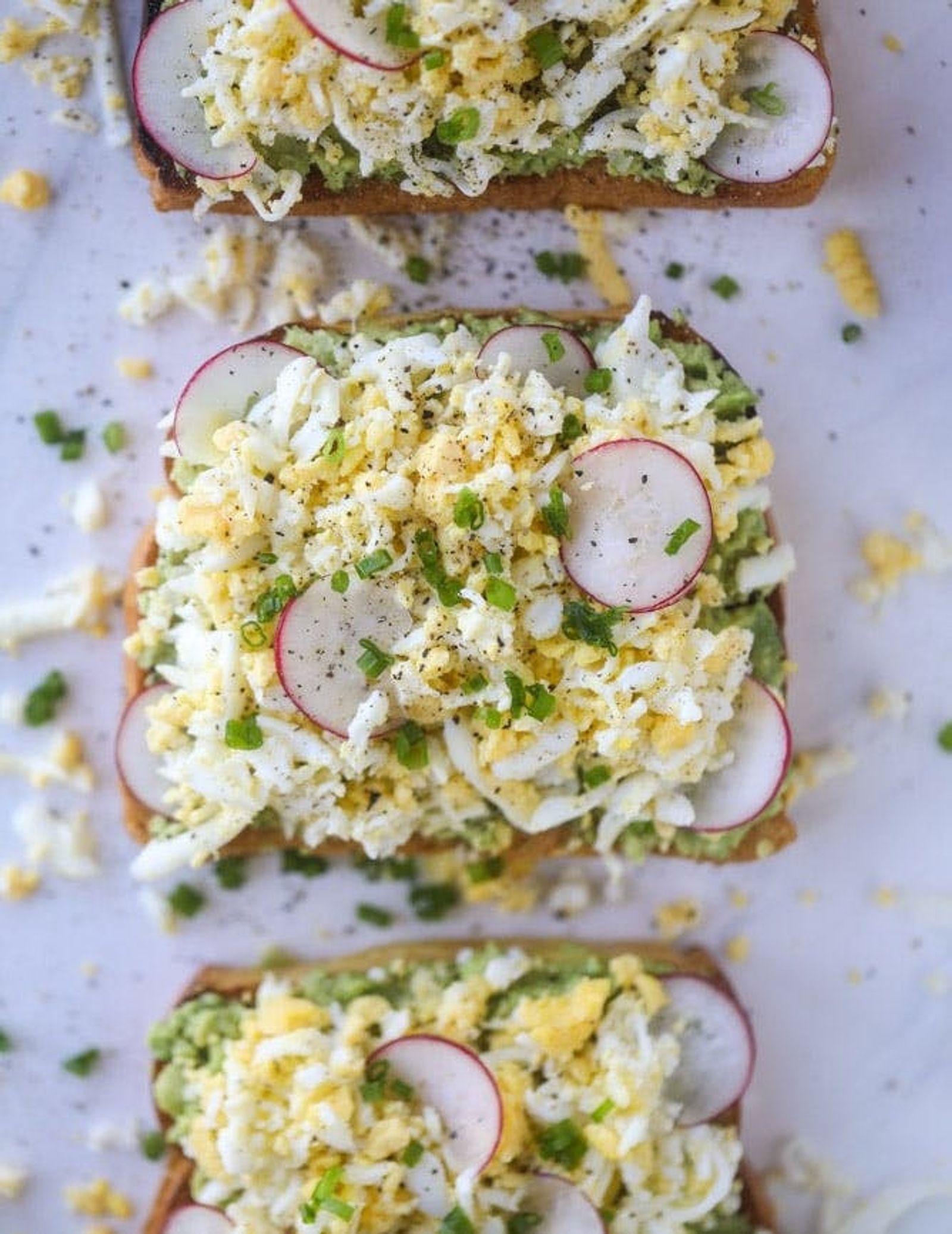 Beef up your usual avocado toast with a shaved hard-boiled egg, salt, and pepper. After noshing on that, you’ll have all the energy you need to conquer the rest of your day, even when that afternoon slump hits. (via <strong><a href="https://www.howsweeteats.com/2018/05/egg-avocado-toast/">How Sweet Eats</a></strong>)