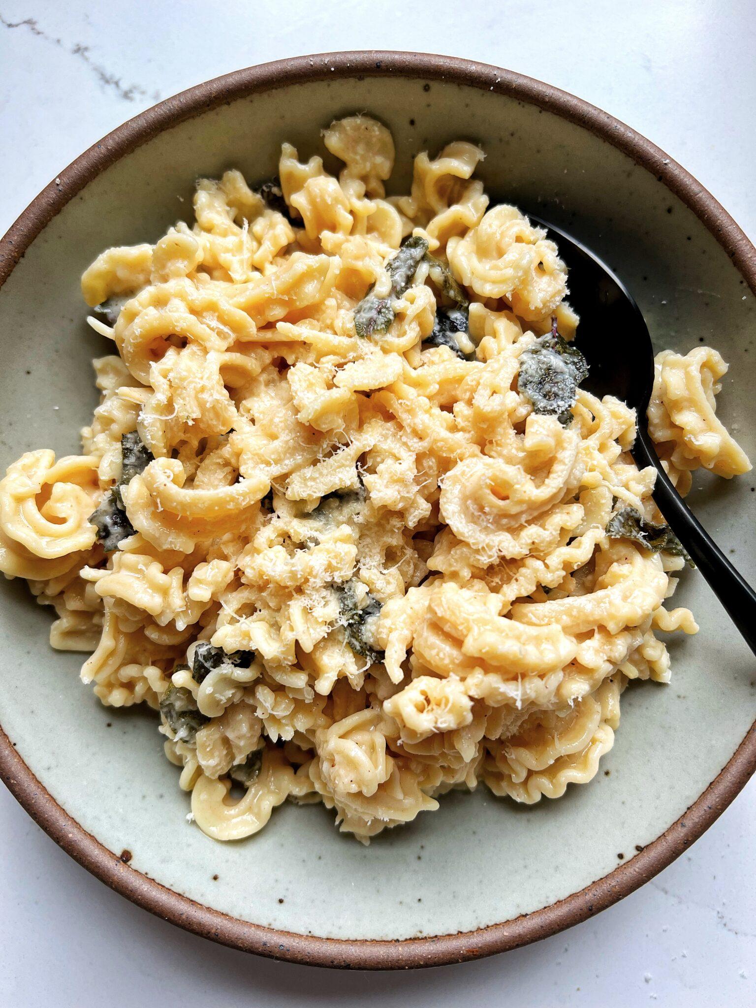 This 10-minute meal is gluten-free, and made with just four ingredients – easy peasy! (via <a href="https://rachlmansfield.com/10-minute-brown-butter-sage-pasta-gluten-freebrown-butter-sage-pasta-gluten-free/"><strong>Rachel Mansfield</strong></a>)
