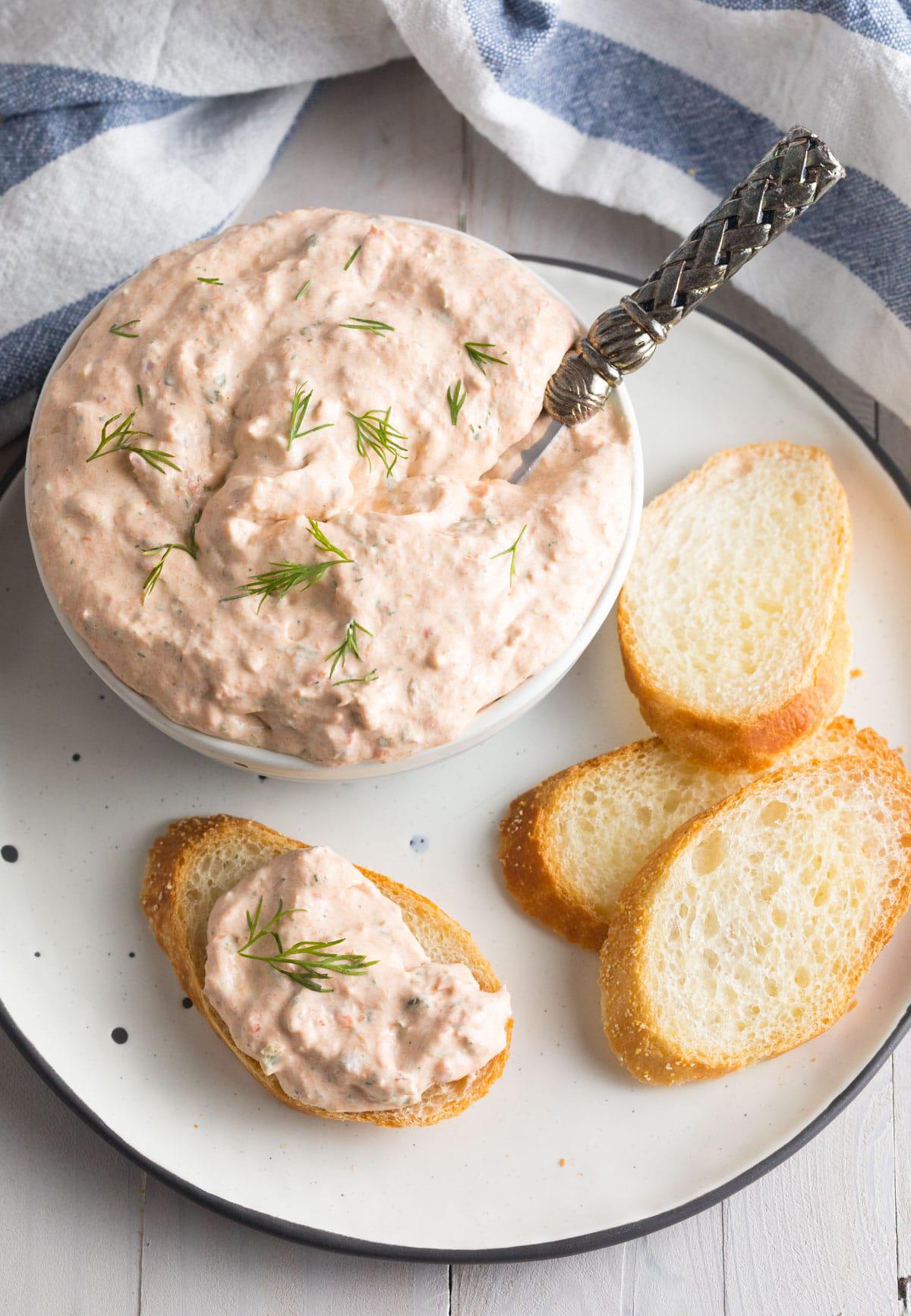This low-carb dip mixes smoked salmon, dill, cream cheese, and lemon juice. It will go perfectly with some toasted bread for an easily-to-handle lunch at your disk. (via <strong><a href="https://www.aspicyperspective.com/smoked-salmon-dip-recipe/">A Spicy Perspective</a></strong>)