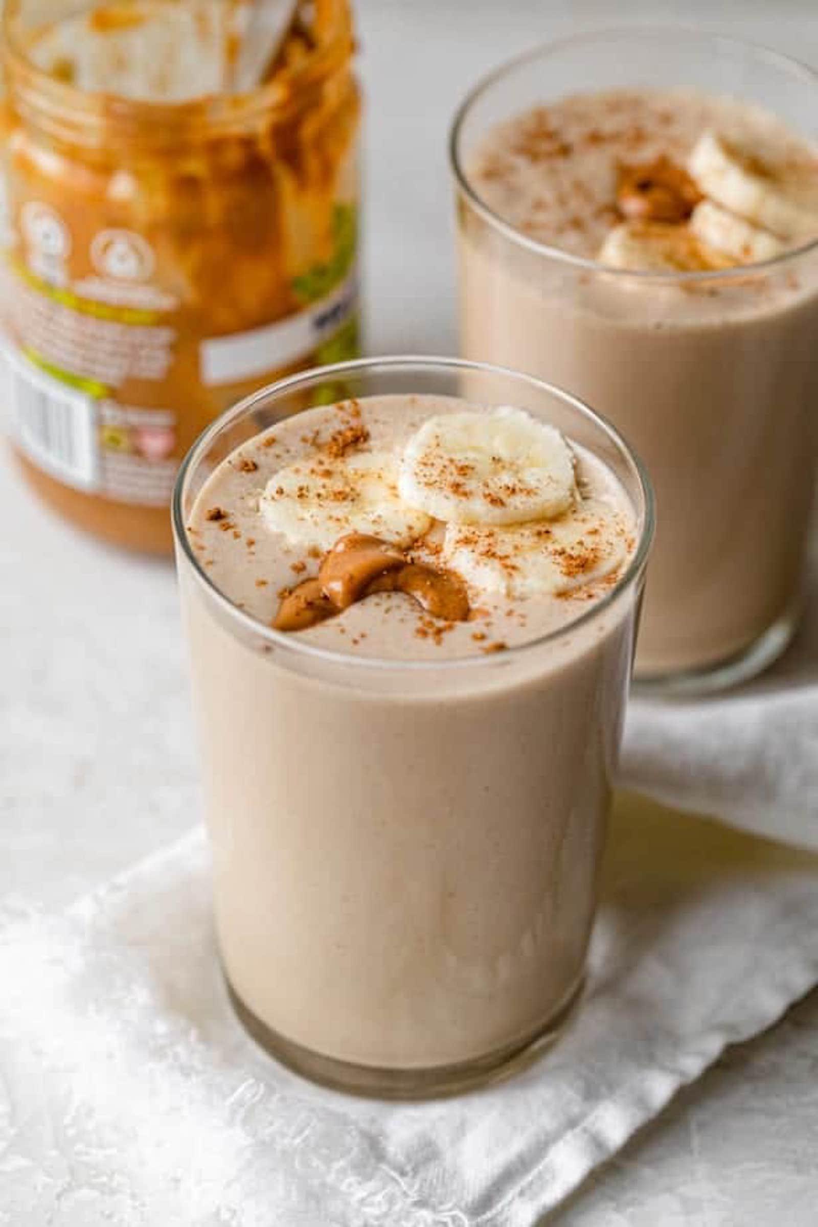 For lunch on the go, blend up bananas, Greek yogurt, oats, almond milk, and peanut butter. You can change up the ratios depending on whether you want it thicker (more PB) or thinner (more milk), and voilà! (via <strong><a href="https://feelgoodfoodie.net/recipe/easy-peanut-butter-banana-smoothie/">Feel Good Foodie</a></strong>)
