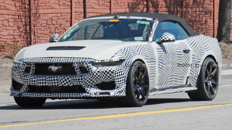 Ford Mustang Shelby GT500 Mule Spy Photos