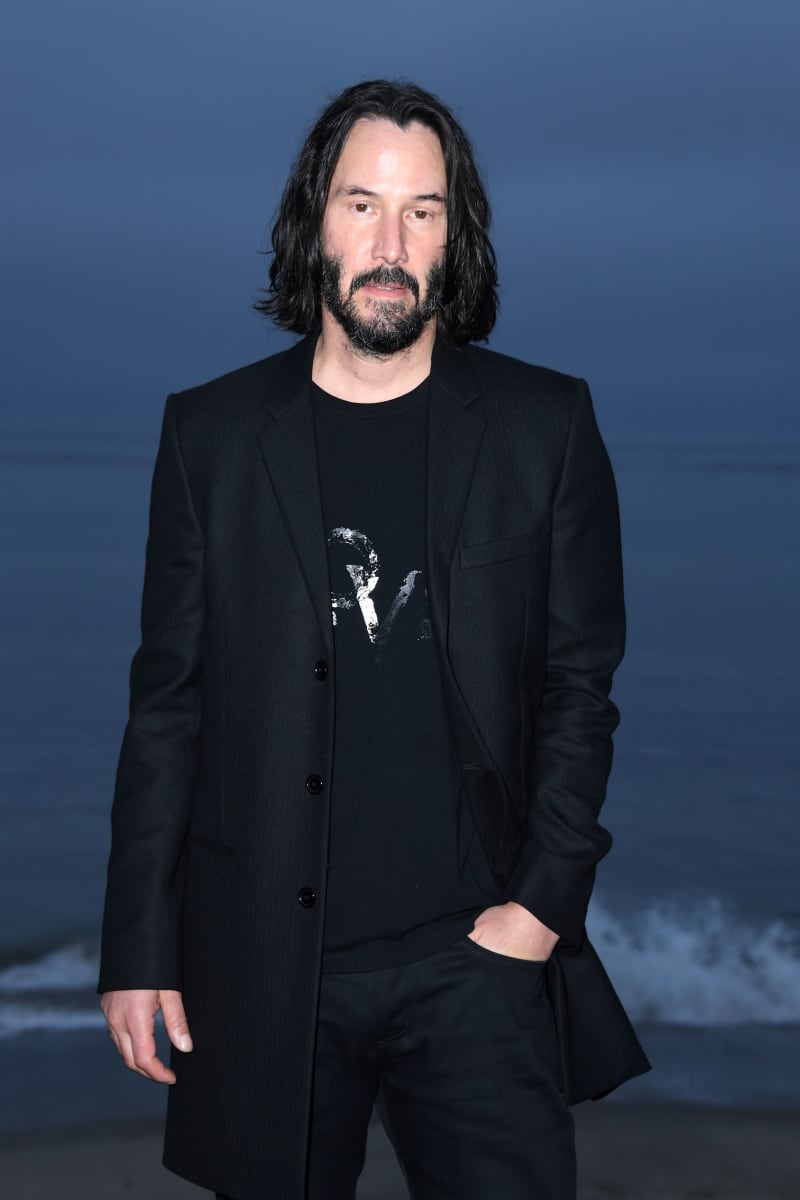 <p>Keanu Reeves - The talented actor has made it clear that he has a passion for wearing black in his outfits. Reeves has created his own unique style by combining casual blazers with sportswear, always opting for dark tones that complement his demeanor and personality.</p>
