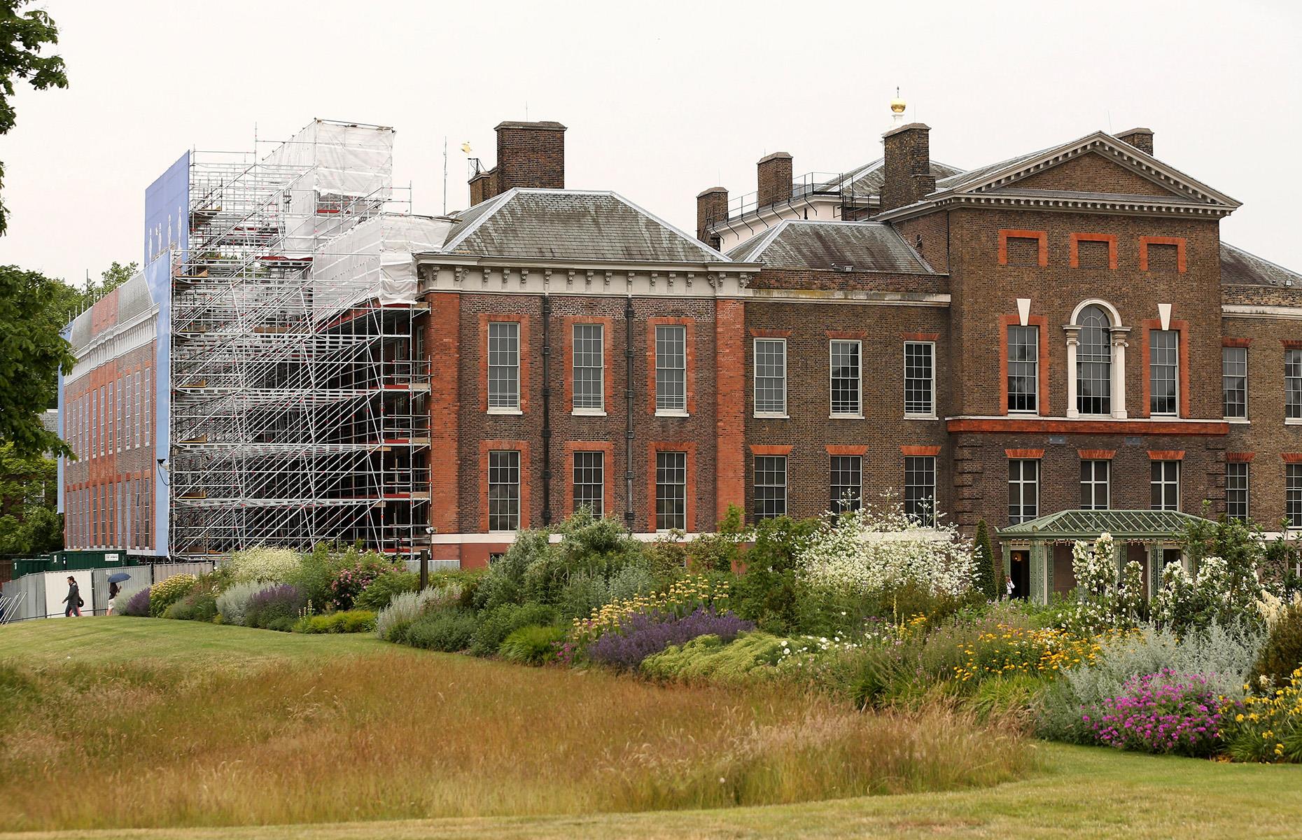 Лондон местонахождение королевской резиденции. Kensington Palace. Кенсингтон коттедж Кембриджских. Kensington Palace Gardens 10. Кенсингтонский дворец фото.