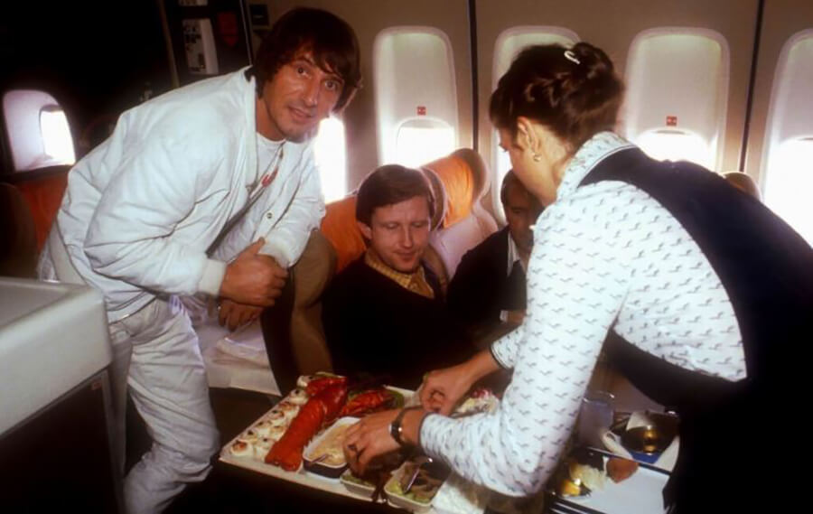 <p>Thinking about airline food doesn't usually make your stomach growl. For the most part, it's questionable meat, starchy foods, and some packaged snacks. But that doesn't mean that airlines couldn't go above and beyond when it came to serving their high-paying customers.</p> <p>This photo taken in 1980 shows Swiss pop star Udo Jürgens (in white) watching a flight attendant as she prepares a lobster dinner for passengers. First class sounds like it was worth the extra money!</p>