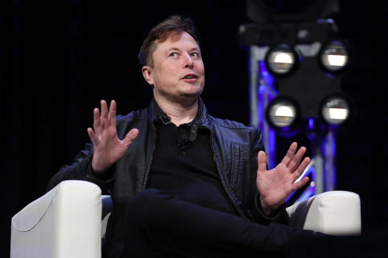 3. Elon Musk Patrimônio líquido: US$ 195,3 bilhões Fonte da Riqueza: Tesla, SpaceX, X Idade: 52 Cidadania: EUA Musk é CEO da empresa de carros elétricos Tesla, da empresa de foguetes SpaceX e da empresa de mídia social X, anteriormente conhecida como Twitter. Ele possui 23% da Tesla entre ações e opções e prometeu algumas de suas ações como garantia para empréstimos. A montadora é responsável por cerca de dois terços de sua fortuna. Ele comprou o X, então conhecido como Twitter, por US$ 44 bilhões em outubro de 2022 e possui cerca de 74% da empresa de mídia social, que agora vale menos da metade do que pagou por ela. Originário da África do Sul, Musk mudou-se para o Canadá antes de completar 18 anos, trabalhou em vários empregos, matriculou-se na Queen’s University, em Ontário, e depois transferiu-se para a Universidade da Pensilvânia, onde obteve o diploma de bacharel em economia. Em 2000, ele fundiu um banco on-line que fundou, o X.com, com uma empresa semelhante fundada por Peter Thiel para formar o PayPal, que o eBay comprou em 2002 por US$ 1,4 bilhão. Ele fundou a SpaceX em 2002 em El Segundo, perto de Los Angeles. Em 2004 juntou-se à Tesla como investidor e presidente, um ano após a sua fundação; mais tarde, ele recebeu o título de cofundador. Musk, que se tornou CEO da Tesla em 2008, abriu o capital da empresa em 2010. A sua capitalização de mercado disparou durante 2020 e 2021. Em setembro de 2021, Musk tornou-se a pessoa mais rica do mundo. Em novembro de 2021, sua fortuna atingiu impressionantes US$ 320 bilhões. Musk também foi a pessoa mais rica do mundo durante a maior parte de 2022 – até dezembro de 2022, quando uma queda no preço das ações da Tesla derrubou o valor da sua fortuna. Depois de cair no ranking da Forbes, Musk tornou-se novamente a pessoa mais rica do mundo em 8 de junho de 2023 e manteve o primeiro lugar até o final de 2023. A fortuna de Musk aumentou cerca de US$ 6 bilhões em dezembro, impulsionada por um aumento de 4% no preço das ações da Tesla 3. Elon Musk Patrimônio líquido: US$ 195,3 bilhões Fonte da Riqueza: Tesla, SpaceX, X Idade: 52 Cidadania: EUA Musk é CEO da empresa de carros elétricos Tesla, da empresa de foguetes SpaceX e da empresa de mídia social X, anteriormente conhecida como Twitter. Ele possui 23% da Tesla entre ações e opções e prometeu algumas de suas ações como garantia para empréstimos. A montadora é responsável por cerca de dois terços de sua fortuna. Ele comprou o X, então conhecido como Twitter, por US$ 44 bilhões em outubro de 2022 e possui cerca de 74% da empresa de mídia social, que agora vale menos da metade do que pagou por ela. Originário da África do Sul, Musk mudou-se para o Canadá antes de completar 18 anos, trabalhou em vários empregos, matriculou-se na Queen’s University, em Ontário, e depois transferiu-se para a Universidade da Pensilvânia, onde obteve o diploma de bacharel em economia. Em 2000, ele fundiu um banco on-line que fundou, o X.com, com uma empresa semelhante fundada por Peter Thiel para formar o PayPal, que o eBay comprou em 2002 por US$ 1,4 bilhão. Ele fundou a SpaceX em 2002 em El Segundo, perto de Los Angeles. Em 2004 juntou-se à Tesla como investidor e presidente, um ano após a sua fundação; mais tarde, ele recebeu o título de cofundador. Musk, que se tornou CEO da Tesla em 2008, abriu o capital da empresa em 2010. A sua capitalização de mercado disparou durante 2020 e 2021. Em setembro de 2021, Musk tornou-se a pessoa mais rica do mundo. Em novembro de 2021, sua fortuna atingiu impressionantes US$ 320 bilhões. Musk também foi a pessoa mais rica do mundo durante a maior parte de 2022 – até dezembro de 2022, quando uma queda no preço das ações da Tesla derrubou o valor da sua fortuna. Depois de cair no ranking da Forbes, Musk tornou-se novamente a pessoa mais rica do mundo em 8 de junho de 2023 e manteve o primeiro lugar até o final de 2023. A fortuna de Musk aumentou cerca de US$ 6 bilhões em dezembro, impulsionada por um aumento de 4% no preço das ações da Tesla