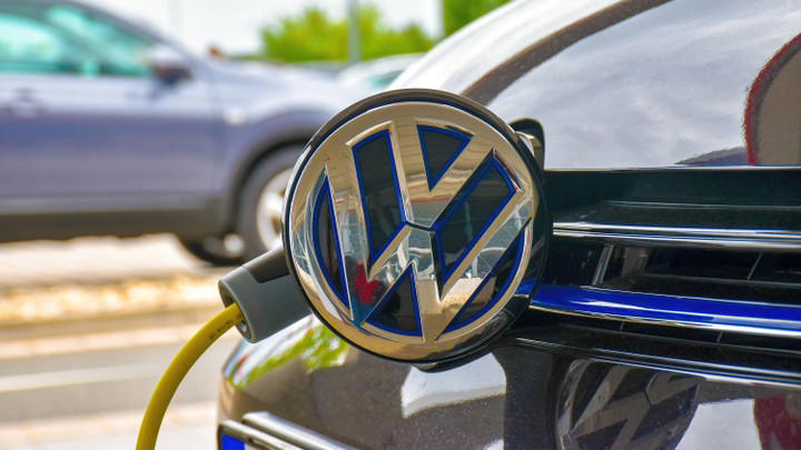 Ilustrasi pengecasan mobil listrik Volkswagen. Foto: balipadma/Shutterstock