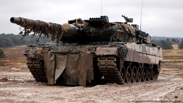 Tanque alemão Leopard 2 enviado à Ucrânia, país que se tornou, em 2023, maior importador de armas do mundo