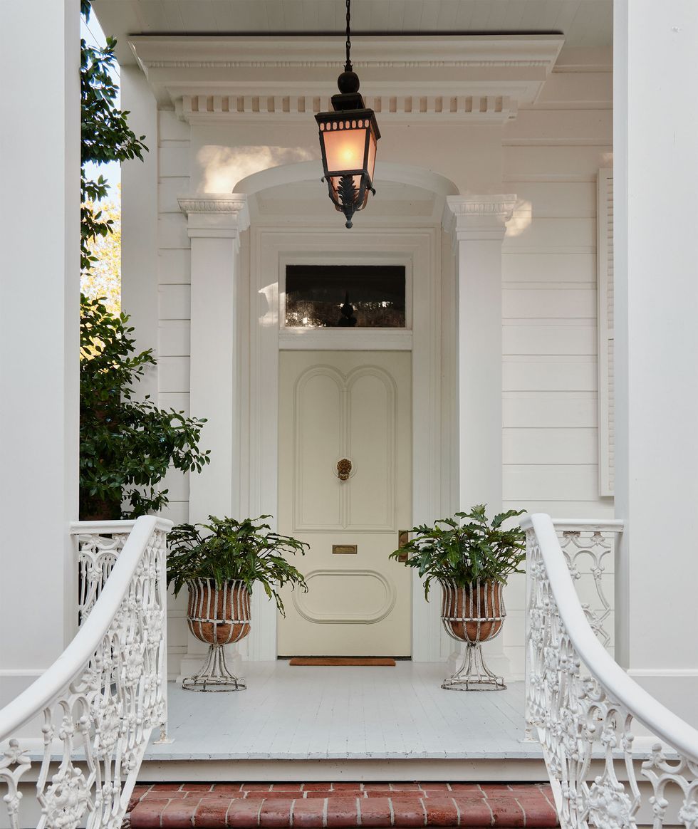 17 Warm And Welcoming Ways To Decorate Your Front Porch   AA19bJW9.img