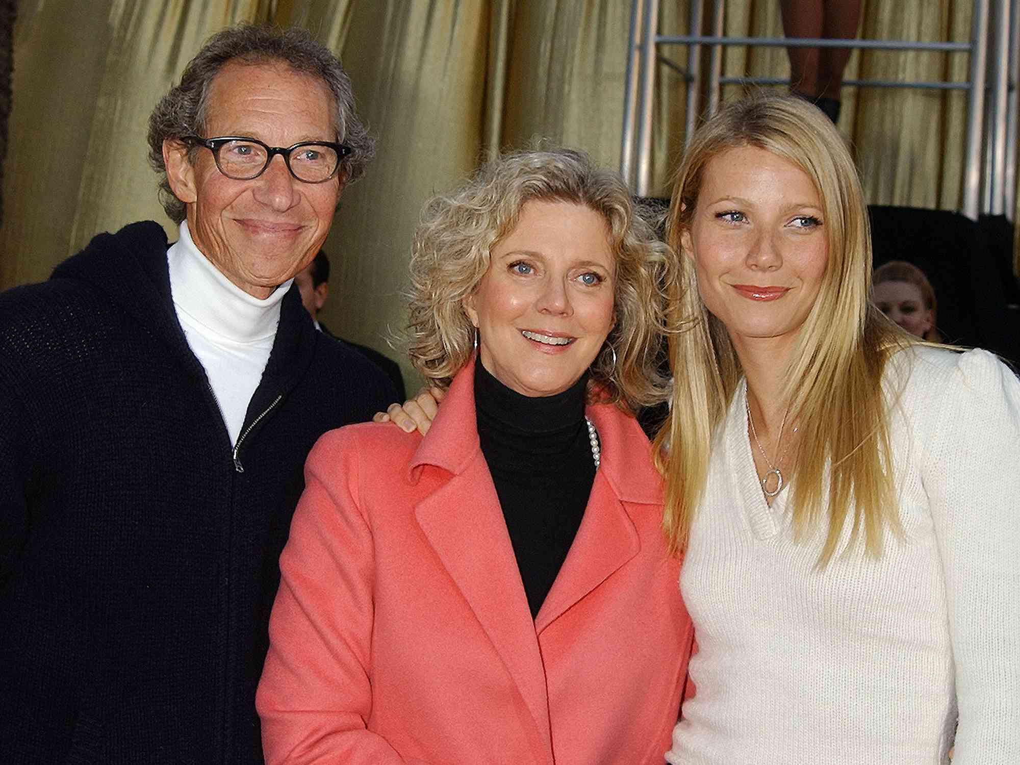 gwyneth paltrow mom        
        <figure class=