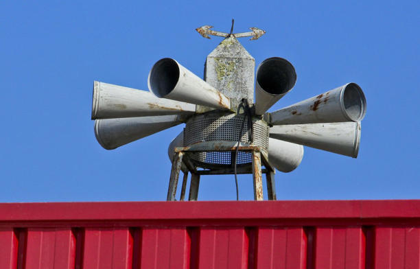 Illustration d'une sirène d'alerte sur le toit d'une caserne de pompiers.