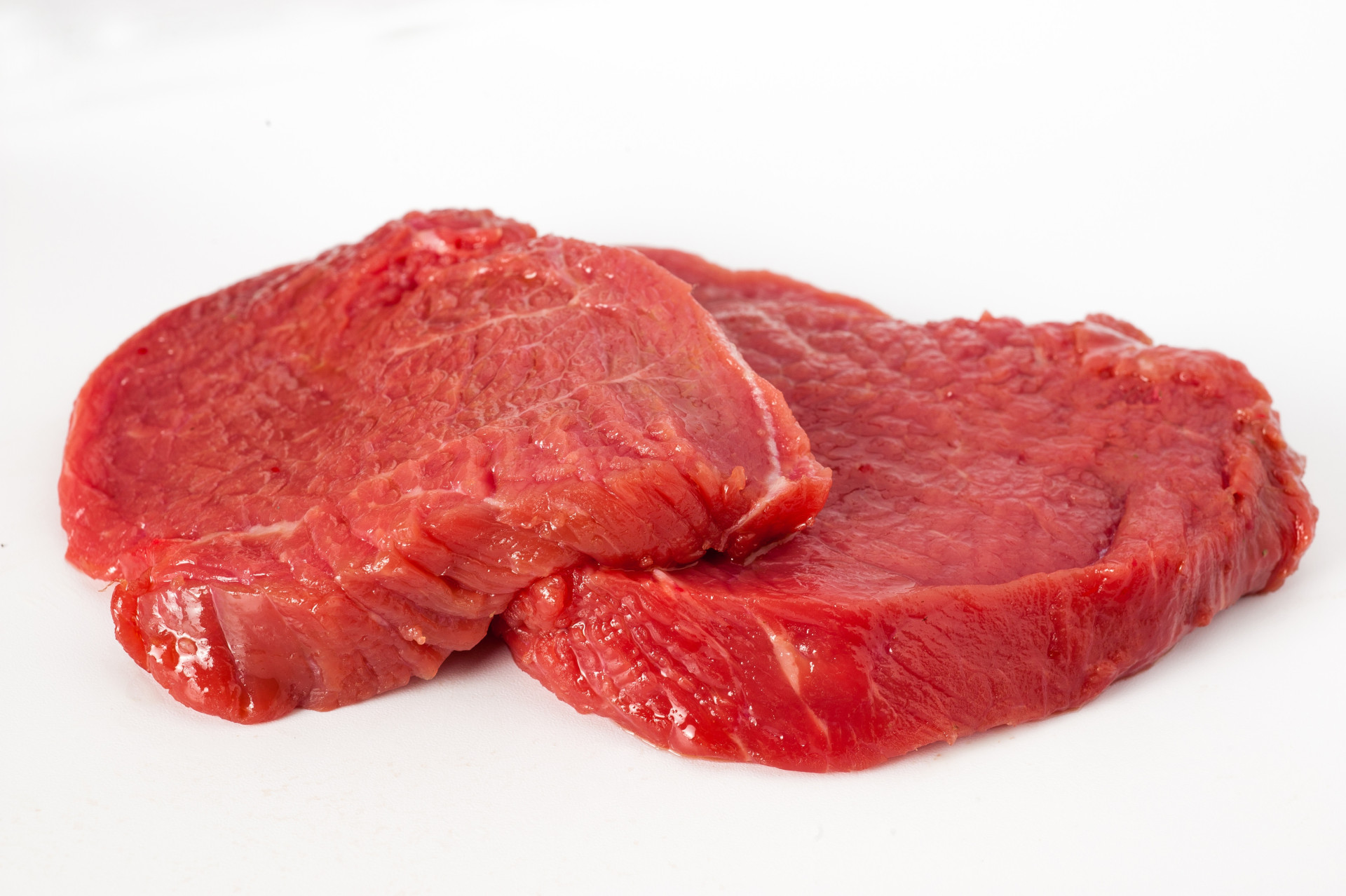 Red meat. Постное мясо. Красное мясо на белом фоне. White meat Red meast.