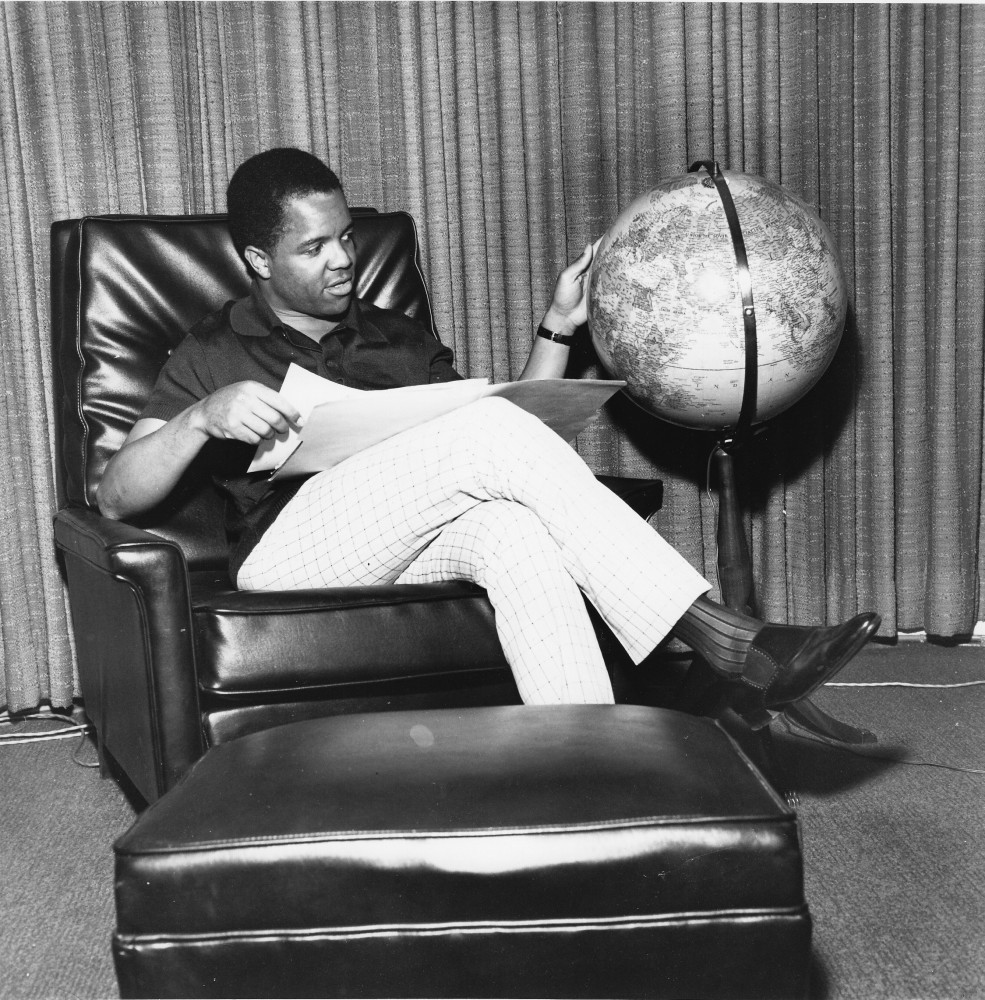 <p>Die New Moonglows lösten sich 1960 auf, und Marvin zog auf der Suche nach mehr Erfolg nach Detroit. Seine Karriere änderte sich dramatisch, nachdem er vor Berry Gordy, dem Gründer des einflussreichen <a href="https://de.starsinsider.com/musik/532686/motown-records-wie-ein-plattenlabel-die-musikwelt-fuer-immer-veraenderte" rel="noopener">Motown Records</a>, auftrat.</p>