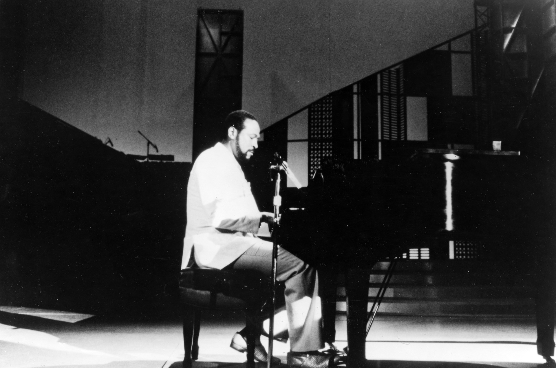<p>Während seiner ersten Monate bei Motown arbeitete Marvin als Studiomusiker und war häufig als Schlagzeuger, Pianist oder Backgroundsänger auf Platten zu hören.</p>