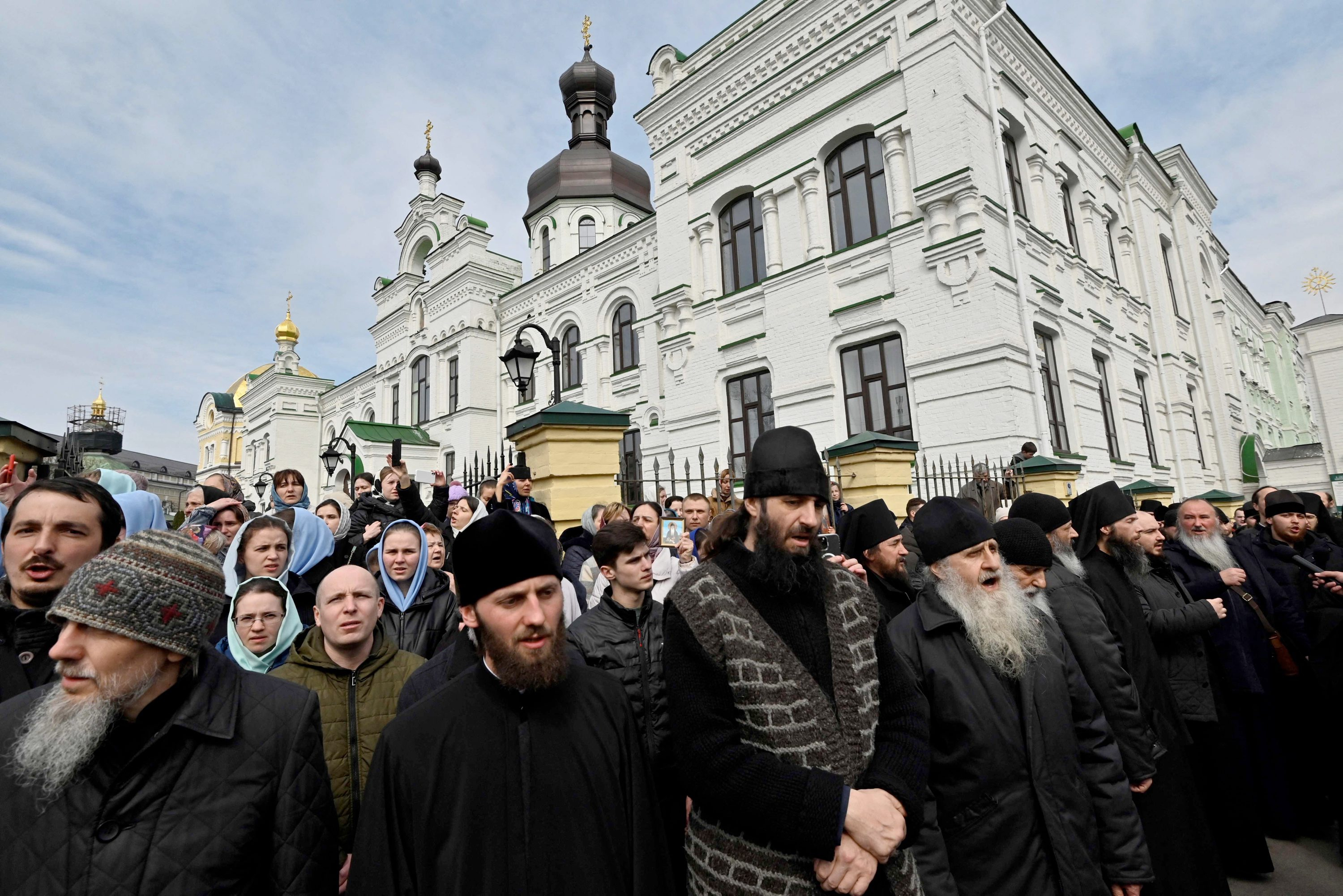 Лавра что происходит