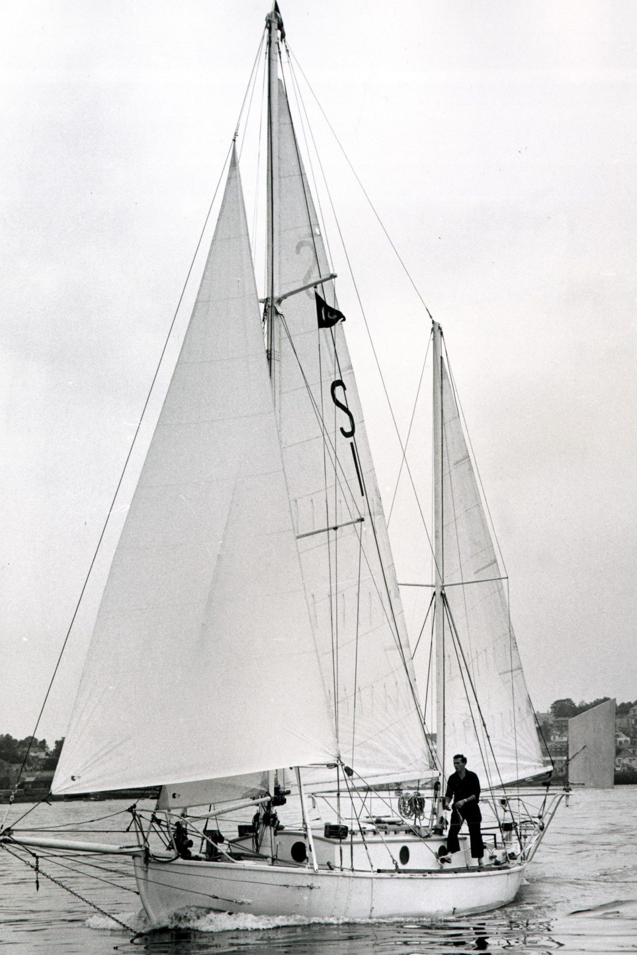 <p>While most sailors began their race early in June, Crowhurst scrambled to set sail on the last day, the 31st of October. He encountered immediate problems with his boat, equipment, and his lack of open-ocean sailing skills caused him to make less than half of his planned speed.</p>