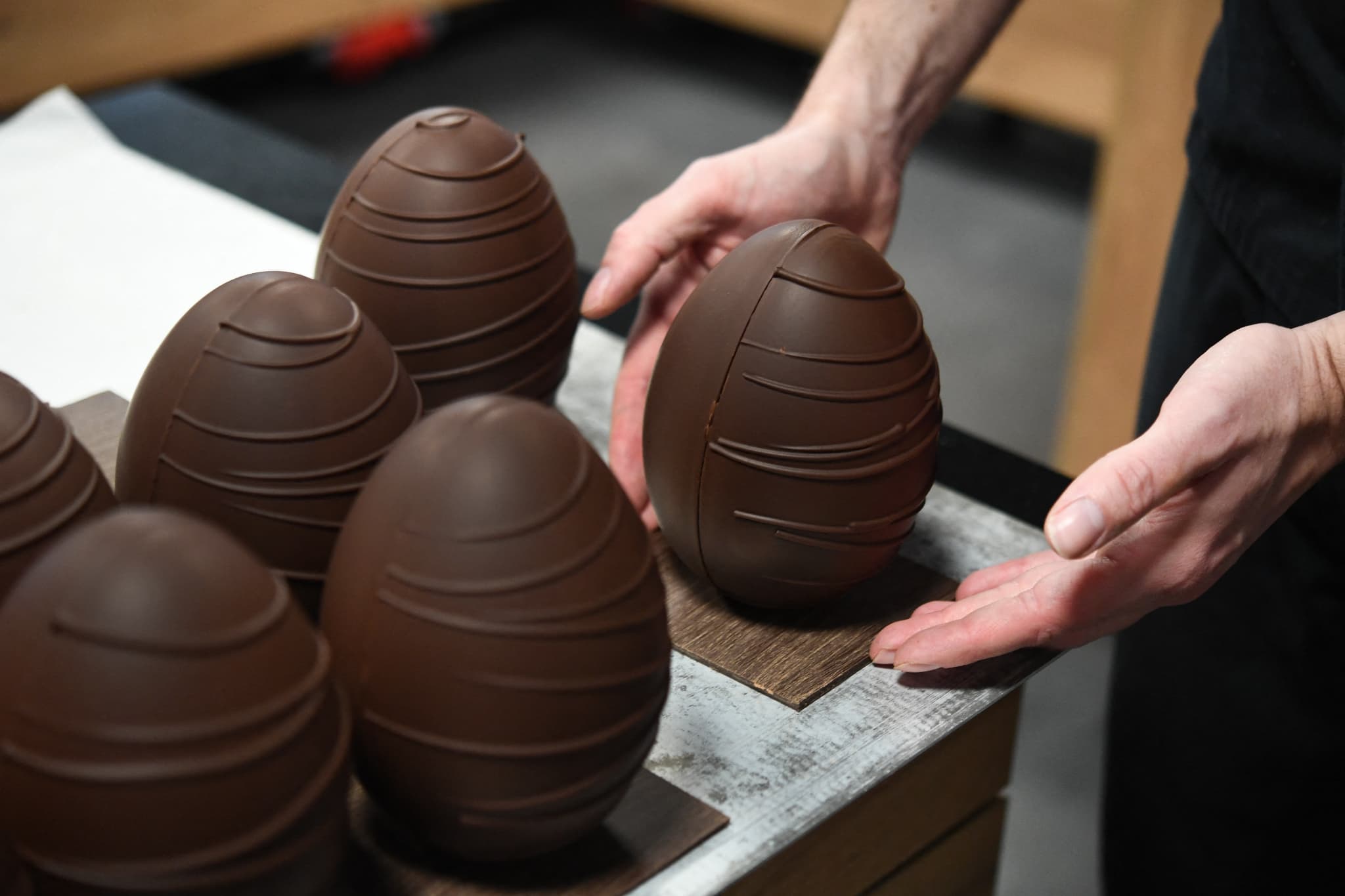 menaces sur les œufs de pâques: les cours record du cacao font grimper les prix du chocolat