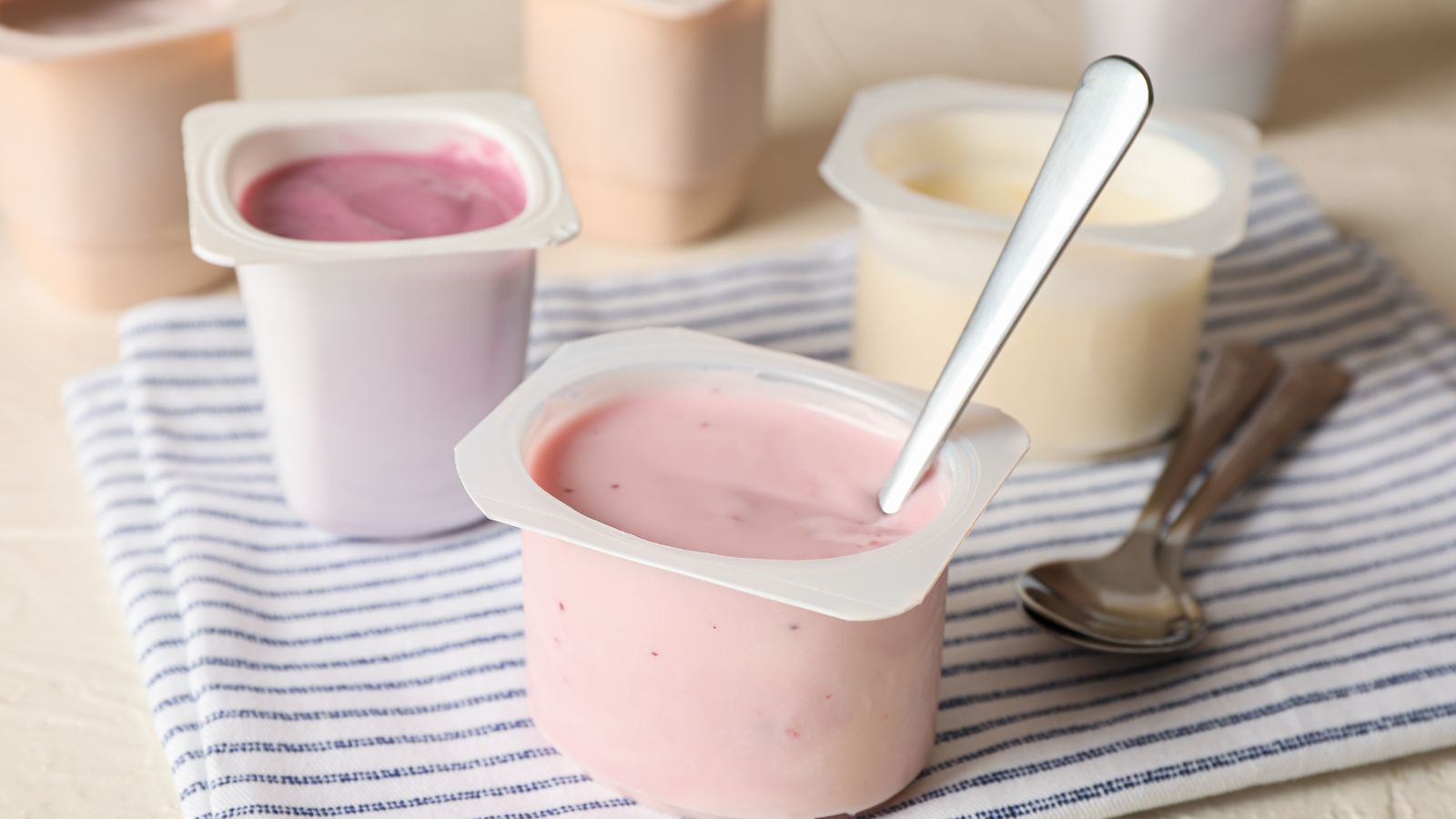 Что можно сделать из йогурта. Yoghurt Cup with topping. Йогурт на ложкепокупной в руках много. Как посеять йогурт на Кесслер.