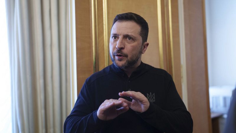 O Presidente ucraniano Volodymyr Zelenskyy fala aos jornalistas em Kiev na quarta-feira, 26 de fevereiro