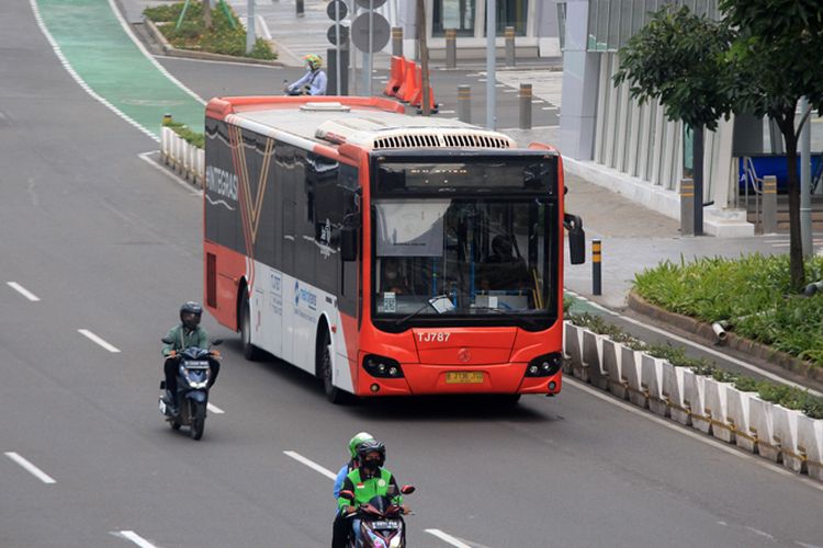 Pengendara sepeda tewas tertabrak bus Transjakarta di Jalan Jenderal Sudirman