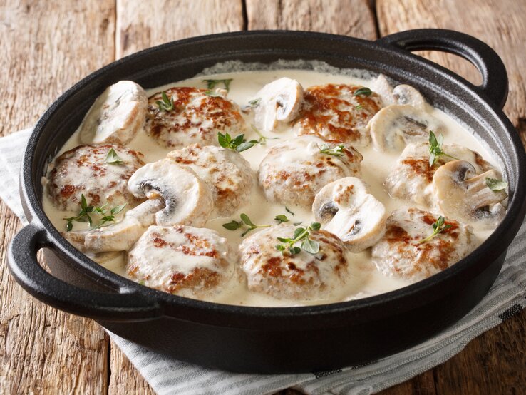 Hackbällchen in Pilzrahmsoße: Blitz-Abendessen zum Genießen
