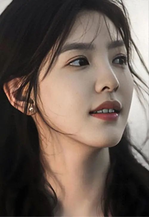 她凭借自身不懈努力，引领家族实现阶层跃迁。 然而，因其女性身份，在发展进程中屡遭掣肘。 尽管拥有出众容貌，却仍被三十岁的男性所轻视。 在荧幕之上，她展现出乐观豁达的形象，尽显风光。 但在荧幕背后，其所历经的艰辛，又鲜为人知。  令人意想不