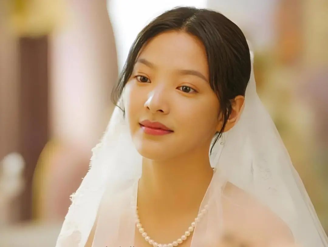 “扶弟魔”章若楠：出道几年仍买不起房，“恨嫁”背后有多心酸！