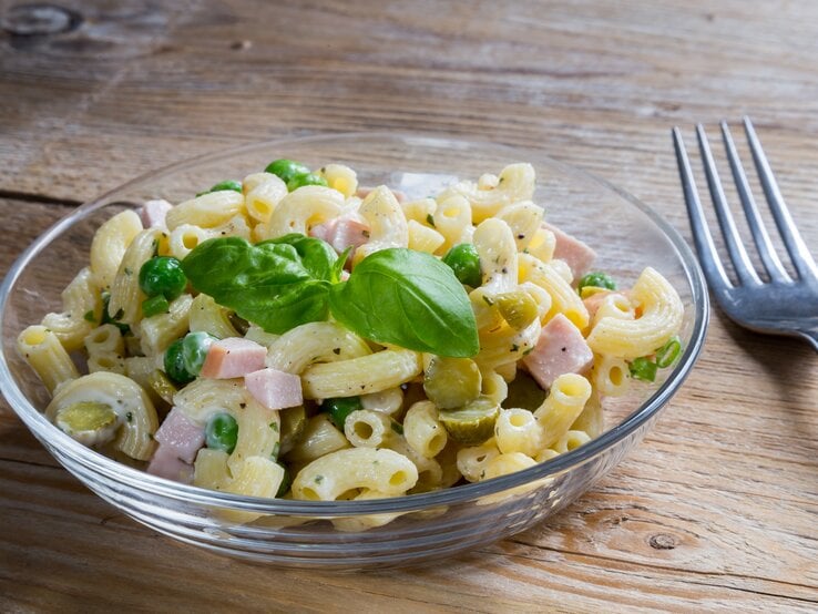 Nudelsalat mit Fleischwurst &amp; Erbsen: Omas Klassiker!