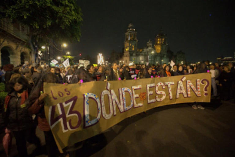 Padres de los 43 normalistas de Ayotzinapa llegan a Ciudad de México ...
