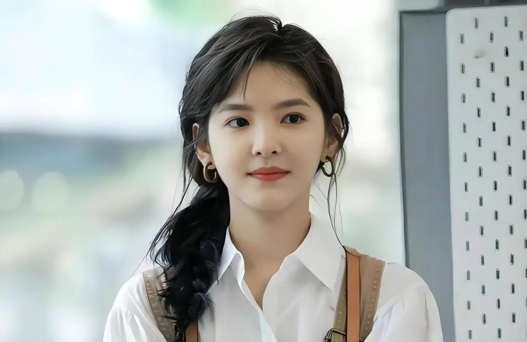 “扶弟魔”章若楠：出道几年仍买不起房，“恨嫁”背后有多心酸！