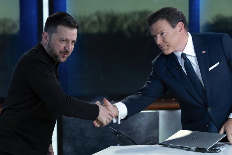 O Presidente da Ucrânia, Volodymyr Zelenskyy, cumprimenta Bret Baier após uma gravação do programa "Special Report with Bret Baier" do FOX News Channel em Washington Jose Luis Magana/AP