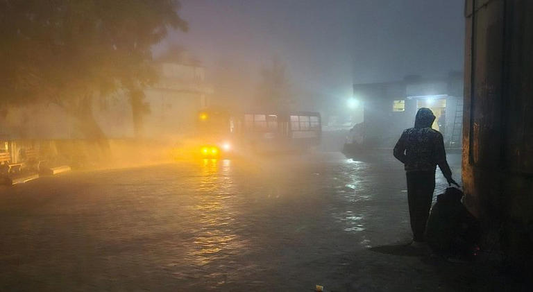 Delhi Weather Update : दिल्ली के कई इलाकों में बारिश, हल्की हवाओं से ठंडक  का अहसास; मौसम हुआ सुहाना