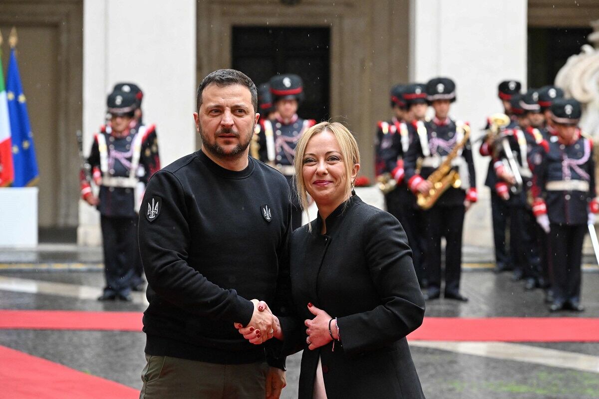 El presidente ucraniano Volodimir Zelensky, con la primera ministra de Italia, Giorgia Meloni, en el Palazzo Chigi de Roma en 2023. (28/02/25) Foto: AFP