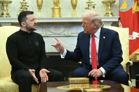 Bate-boca entre Donald Trump e Volodimir Zelensky no Salão Oval da Casa Branca, em 28 de fevereiro de 2025 em Washington