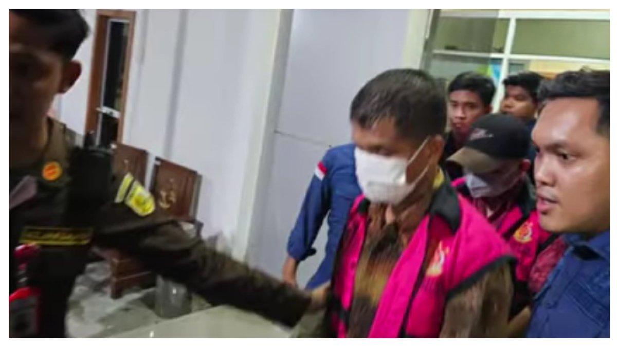 KASUS KORUPSI BOS - Kepala Sekolah SMP Negeri hanya melibatkan bendahara sekolah selama 4 tahun. Kini merugikan negara hingga lebih dari Rp1 miliar. (Tangkapan Layar YouTube Tribunnews)