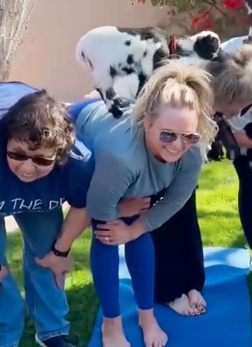 Miranda Lambert calls out fan for saying she shouldn't wear leggings  because they show her 'unattractive parts'