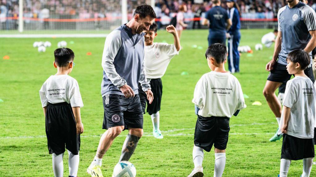 阿根廷知名足球員美斯（Lionel Messi；梅西）在香港與兒童一起踢球