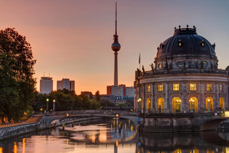 Berlin Die Geheime Hauptstadt Der Fremden All Of Us Strangers Berlinfeed