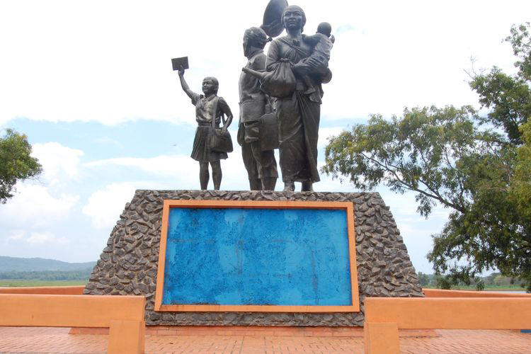 WISATA WONOGIRI - Monumen Bedol Desa di tepi Waduk Gajah Mungkur Wonogiri pada 2023 lalu. (tic.wonogirikab.go.id)