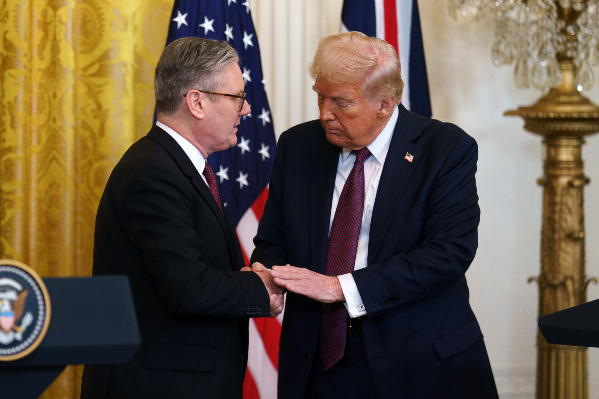 O Βρετανός πρωθυπουργός Κιρ Στάρμερ με τον Ντόναλντ Τραμπ © EPA/WILL