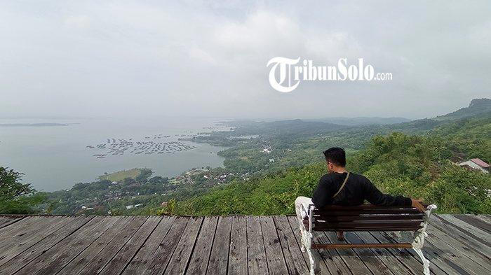 WISATA WONOGIRI - Watu Cenik yang berada di Desa Sendang, Kecamatan Wonogiri Kota, Sabtu (23/1/2023). Watu cenik menjadi salah satu rekomendasi tempat ngabuburit di Wonogiri yang tak terlalu jauh dan low budget (Tribunsolo.com/Erlangga Bima Sakti)