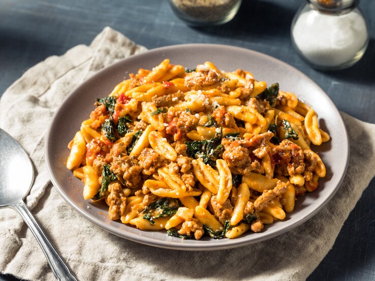 Pasta in tomatiger Hackfleisch-Schmand-Soße: Wohlfühl-Küche