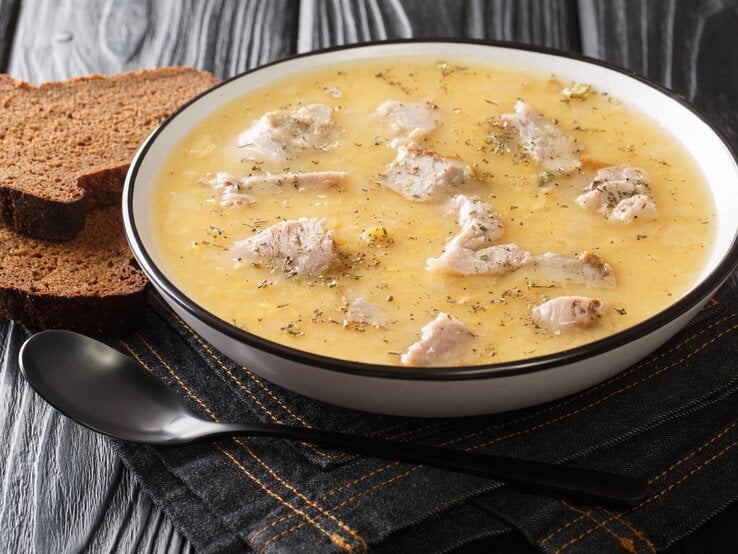 Ärtsoppa: Schwedische Erbsensuppe mit Schweinefleisch