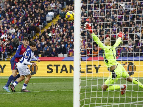 Gerard Martín anotando para el Barcelona. (Reuters)