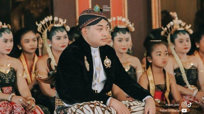 KGPAA HAMANGKUNEGORO - Putra Mahkota Keraton Solo, Gusti Raden Mas Suryo Aryo Mustiko atau KGPAA Hamangkunegoro, saat Hajad Dalem Tingalan Dalem Jumenengan SISKS Pakoe Boewono XIII ke-21 di Keraton Solo pada akhir Januari 2025. Keraton Solo akhirnya memberikan klarifikasi terkait Instastory putra mahkota, KGPAA Hamengkunegoro yang menulis 'Nyesel Gabung Republik'. (Instagram KGPAA Hamengkunegoro) (Instagram KGPAA Hamengkunegoro)