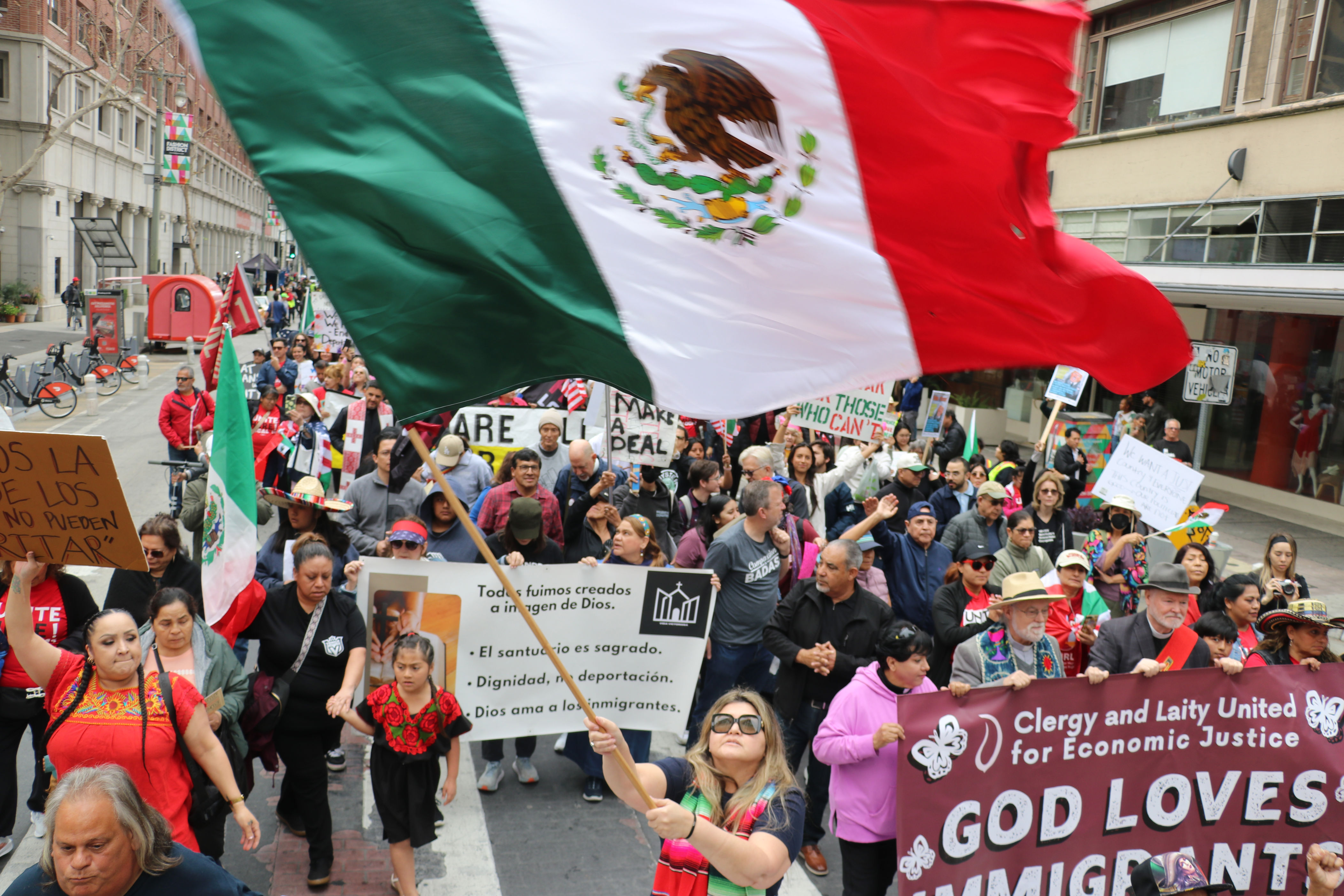 Cientos de defensores comunitarios salieron a marchar por los derechos de indocumentados en LA.