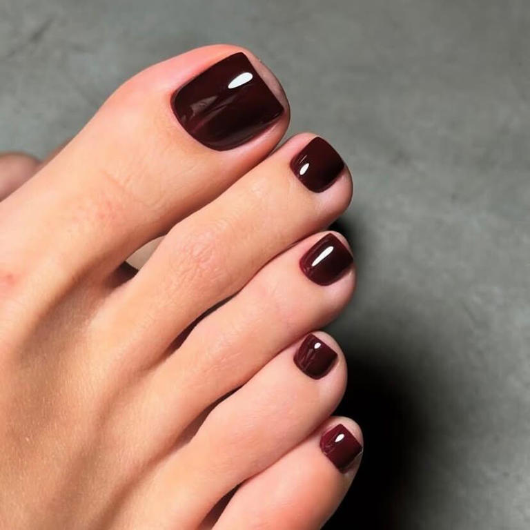 El burdeos es un tono sofisticado para otoño e invierno. Foto: Instagram @glow.nailstudio